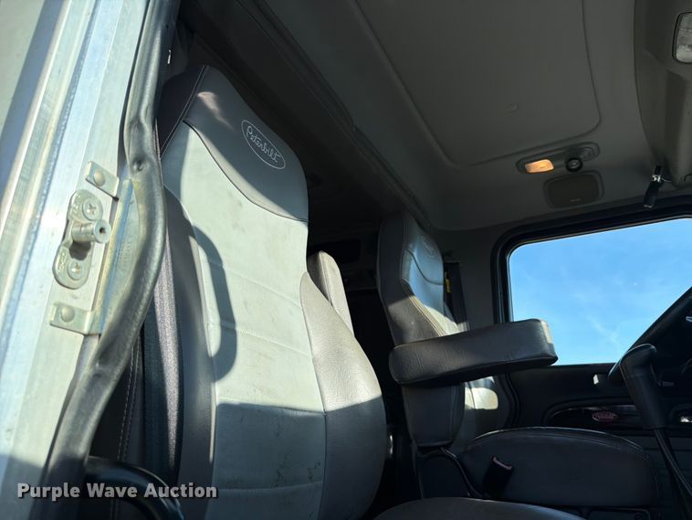 image for item YA1640 2014 Peterbilt 365 crane truck