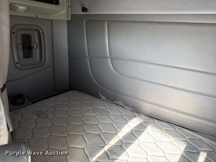 image for item YA1640 2014 Peterbilt 365 crane truck