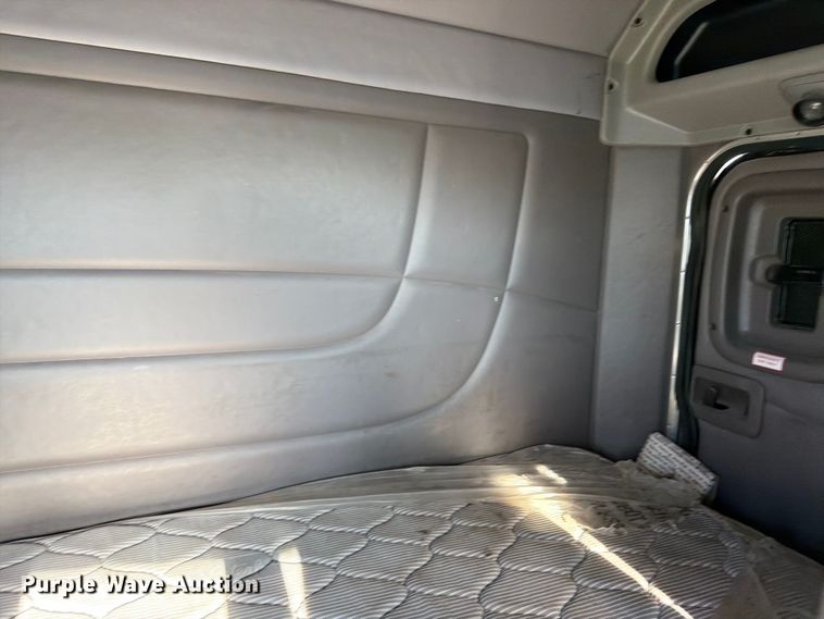 image for item YA1640 2014 Peterbilt 365 crane truck