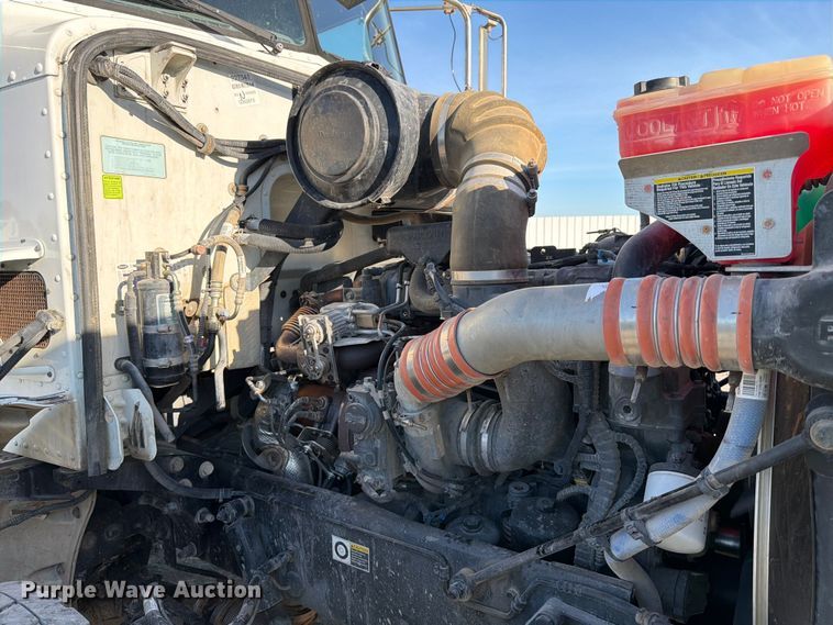 image for item YA1640 2014 Peterbilt 365 crane truck