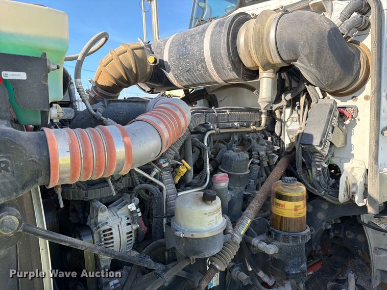 image for item YA1640 2014 Peterbilt 365 crane truck