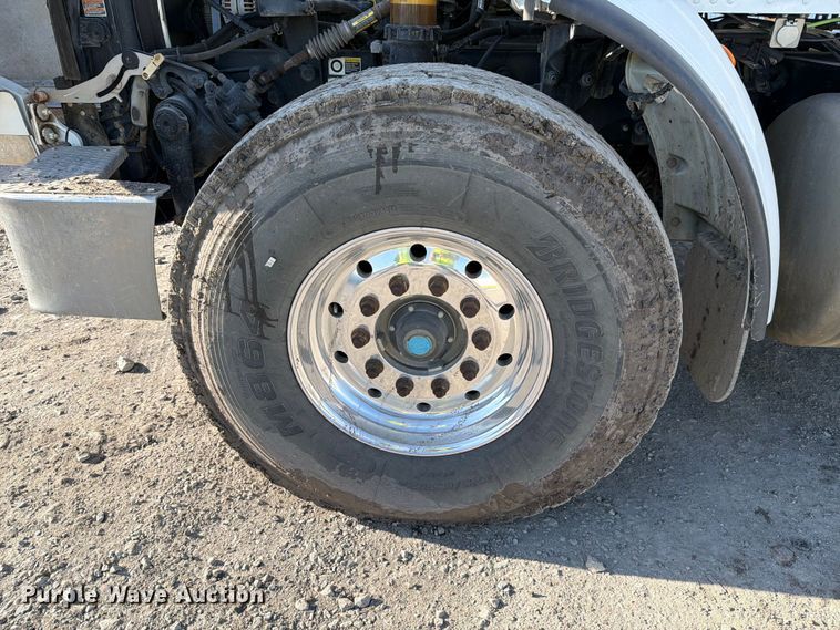 image for item YA1640 2014 Peterbilt 365 crane truck