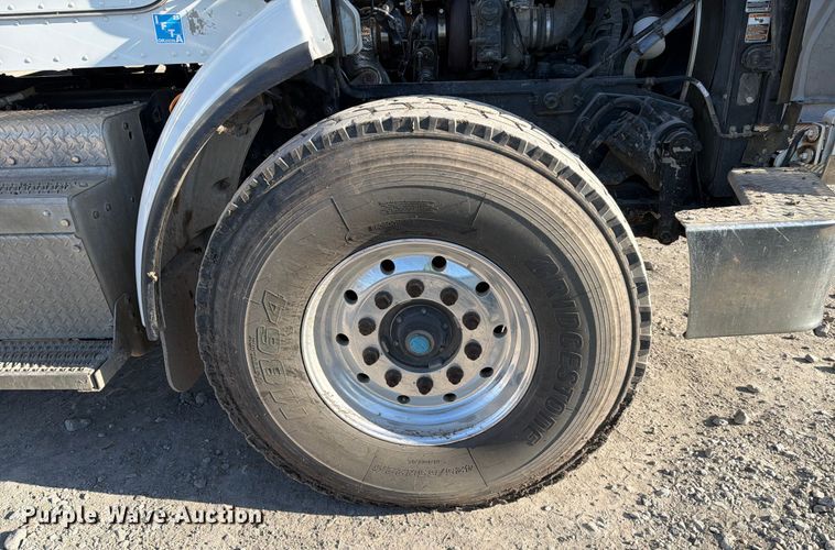 image for item YA1640 2014 Peterbilt 365 crane truck