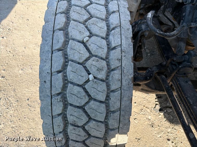 image for item YA1640 2014 Peterbilt 365 crane truck