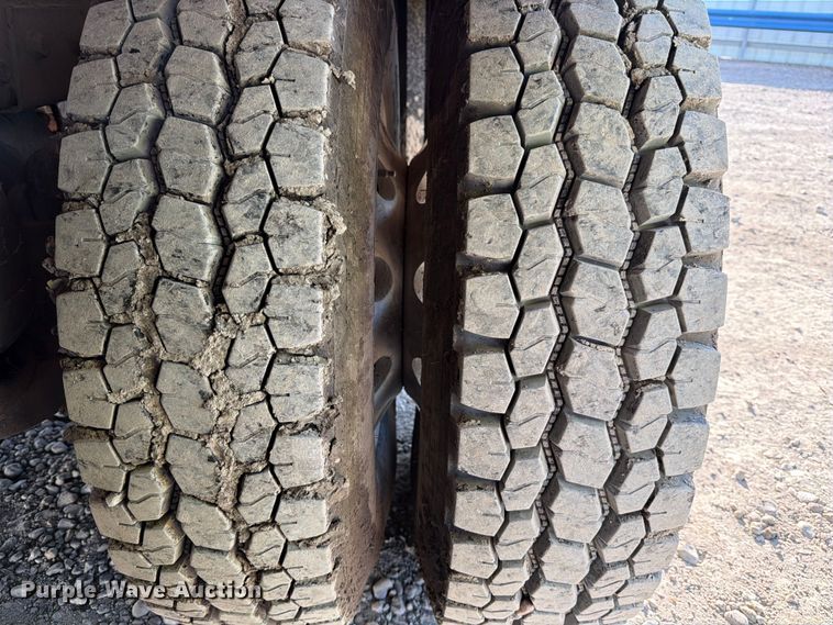 image for item YA1640 2014 Peterbilt 365 crane truck