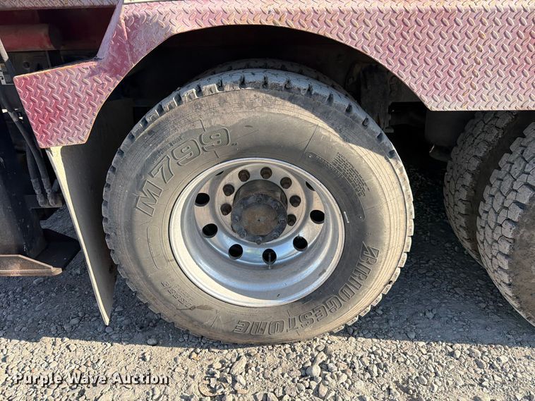 image for item YA1640 2014 Peterbilt 365 crane truck