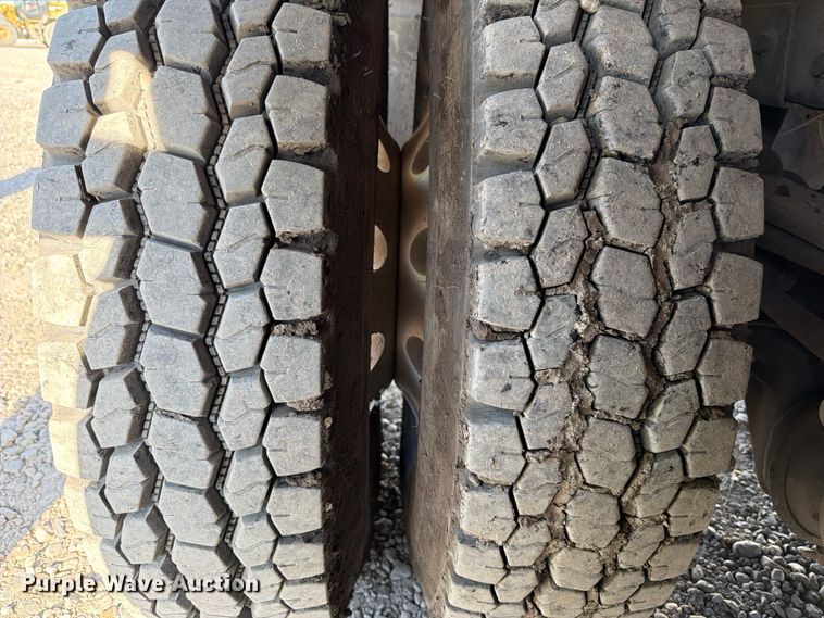 image for item YA1640 2014 Peterbilt 365 crane truck