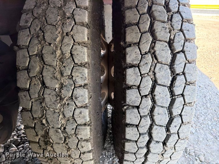 image for item YA1640 2014 Peterbilt 365 crane truck