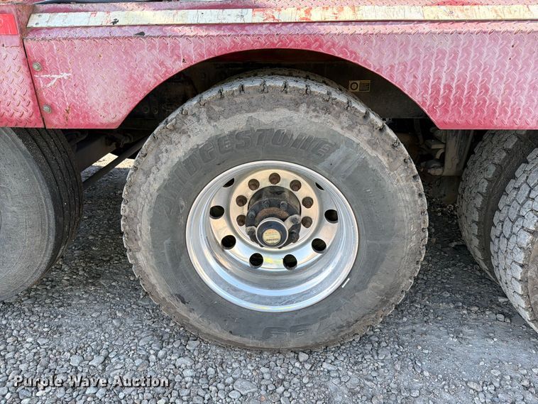 image for item YA1640 2014 Peterbilt 365 crane truck