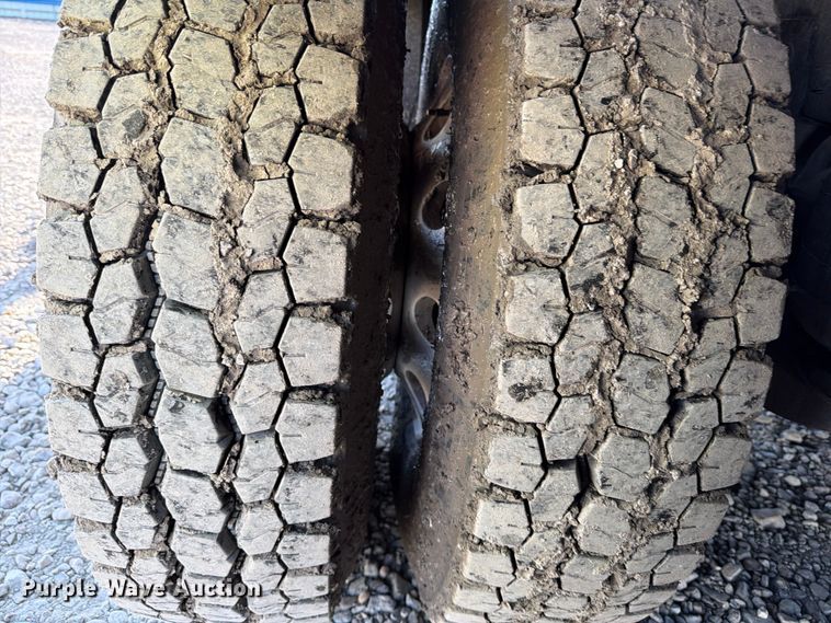 image for item YA1640 2014 Peterbilt 365 crane truck