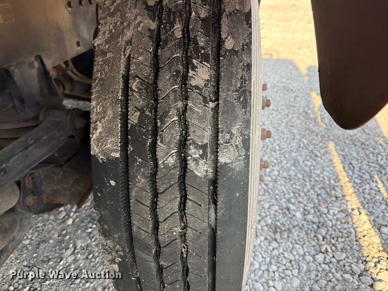 image for item YA1640 2014 Peterbilt 365 crane truck