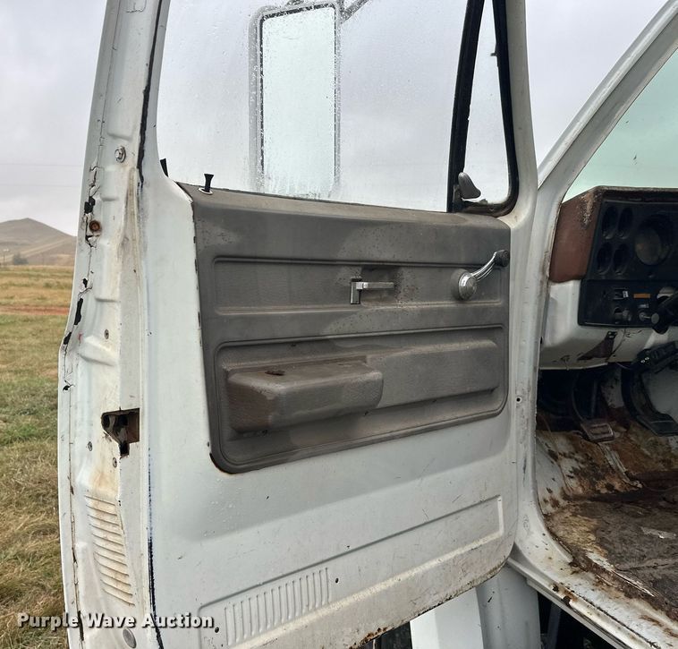 image for item ZA0747 1976 GMC 6500 winch truck