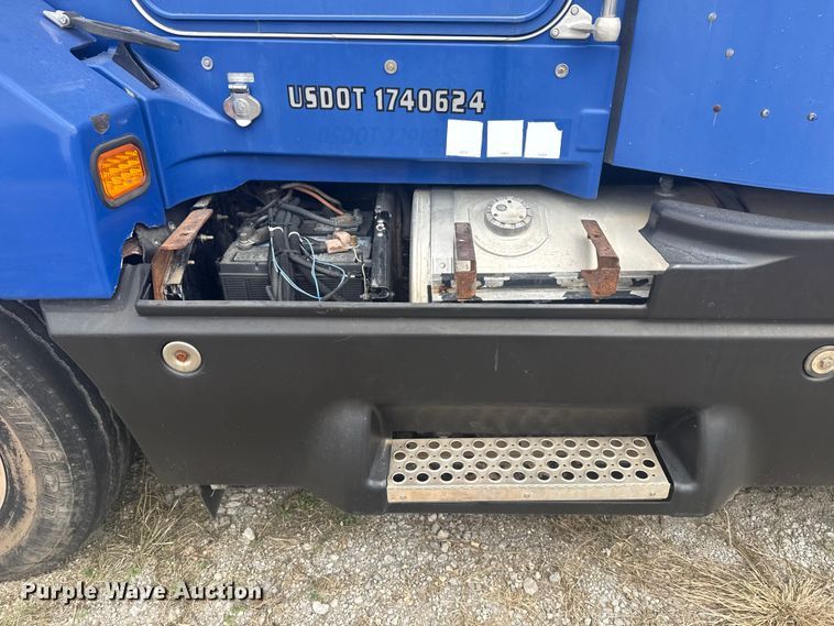 image for item DJ7879 2007 Kenworth T600 semi truck