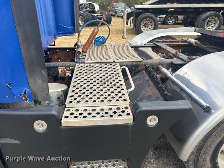 image for item DJ7879 2007 Kenworth T600 semi truck