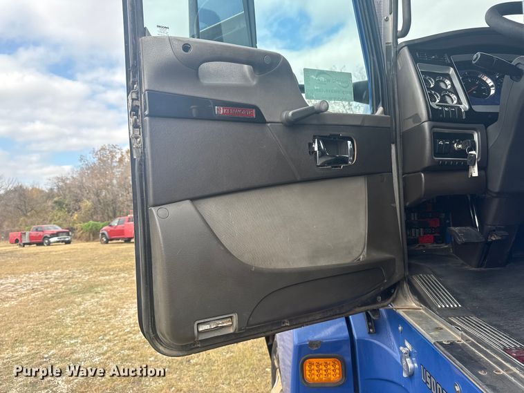 image for item DJ7879 2007 Kenworth T600 semi truck