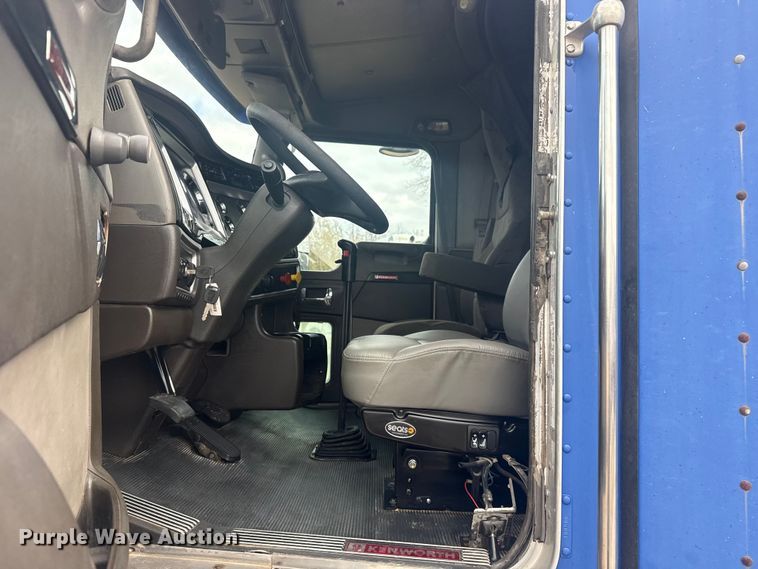 image for item DJ7879 2007 Kenworth T600 semi truck