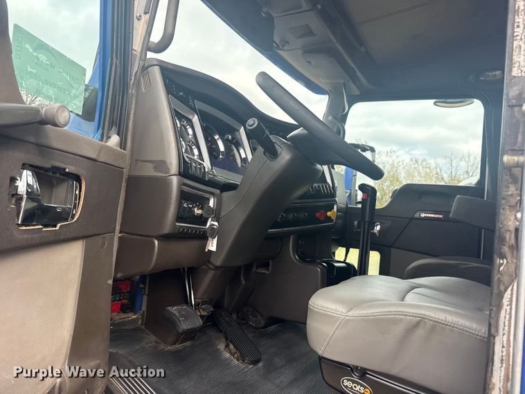 image for item DJ7879 2007 Kenworth T600 semi truck