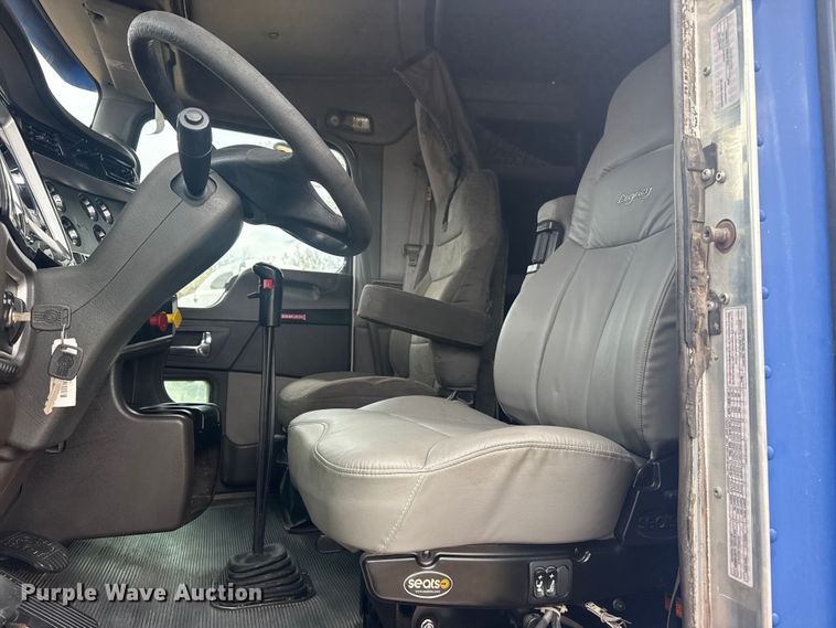 image for item DJ7879 2007 Kenworth T600 semi truck