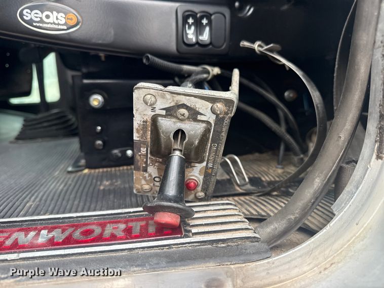 image for item DJ7879 2007 Kenworth T600 semi truck