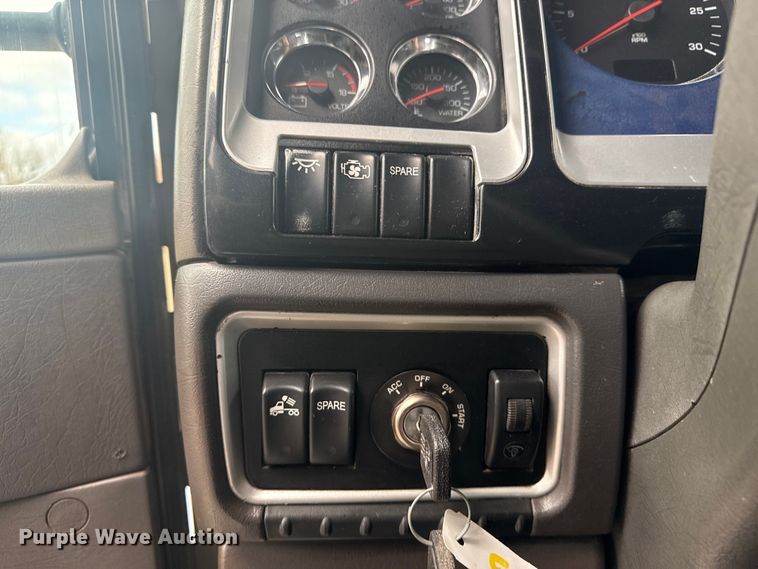 image for item DJ7879 2007 Kenworth T600 semi truck