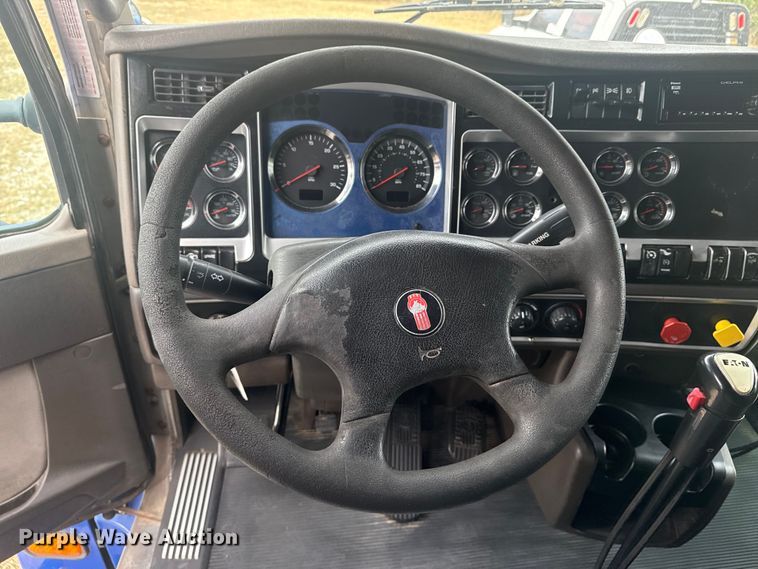 image for item DJ7879 2007 Kenworth T600 semi truck