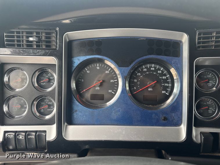 image for item DJ7879 2007 Kenworth T600 semi truck