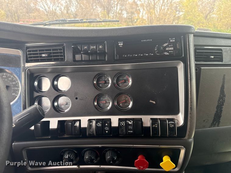 image for item DJ7879 2007 Kenworth T600 semi truck