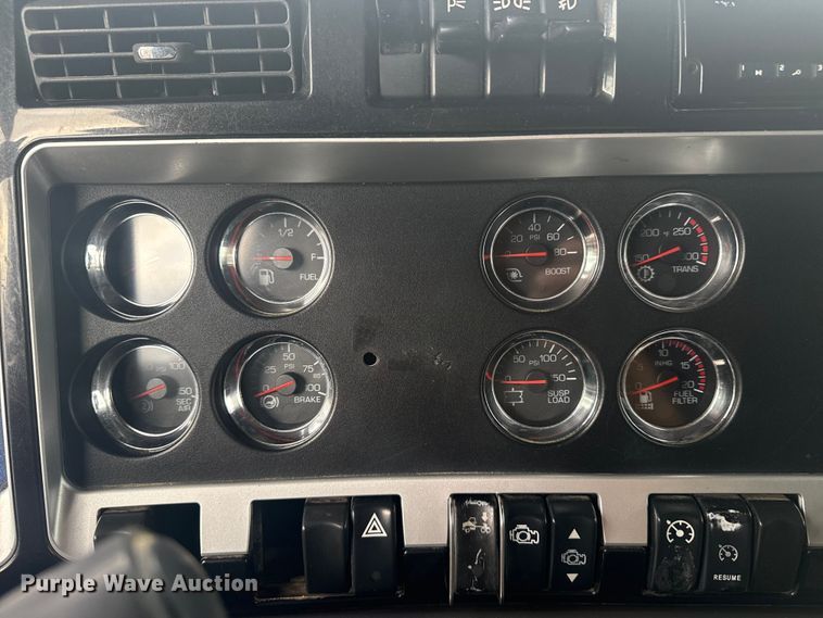 image for item DJ7879 2007 Kenworth T600 semi truck