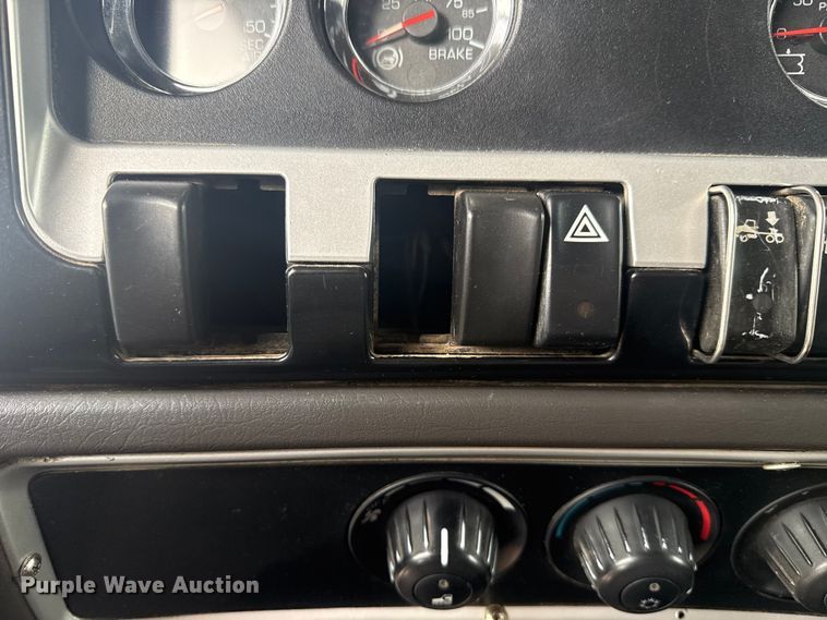 image for item DJ7879 2007 Kenworth T600 semi truck