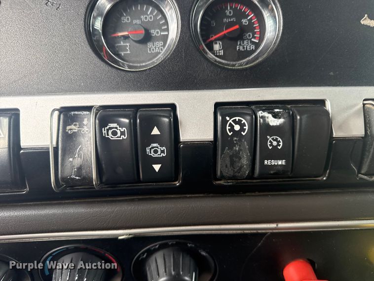 image for item DJ7879 2007 Kenworth T600 semi truck