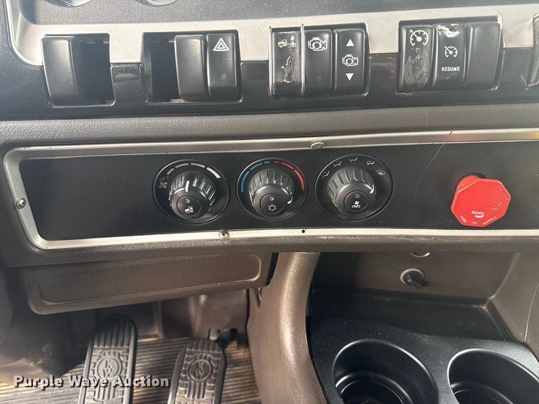 image for item DJ7879 2007 Kenworth T600 semi truck