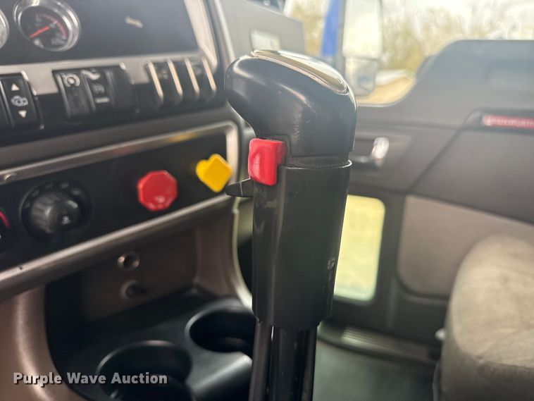 image for item DJ7879 2007 Kenworth T600 semi truck