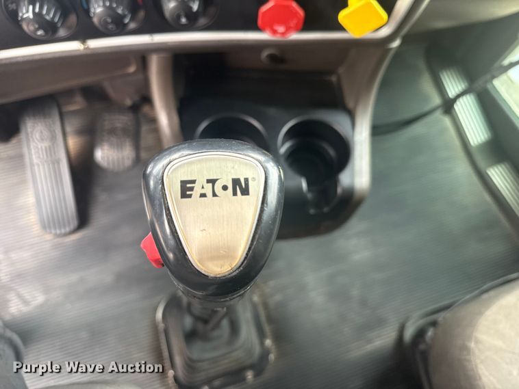 image for item DJ7879 2007 Kenworth T600 semi truck