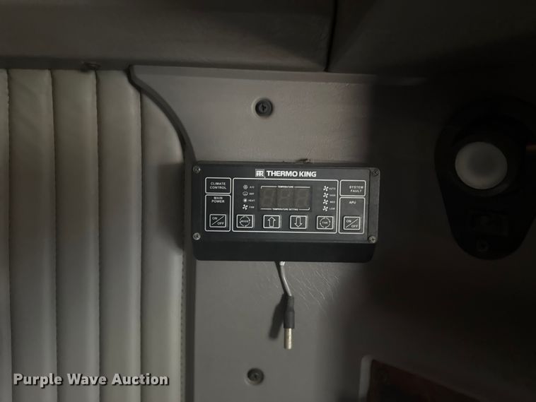 image for item DJ7879 2007 Kenworth T600 semi truck