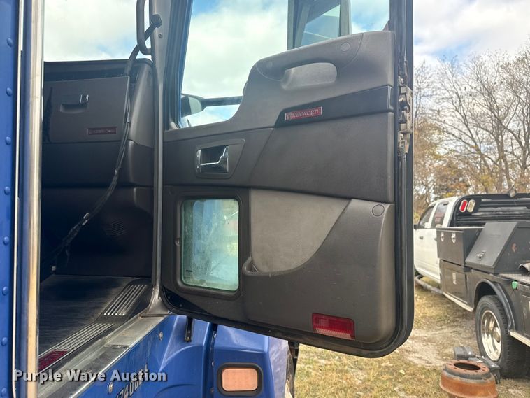 image for item DJ7879 2007 Kenworth T600 semi truck