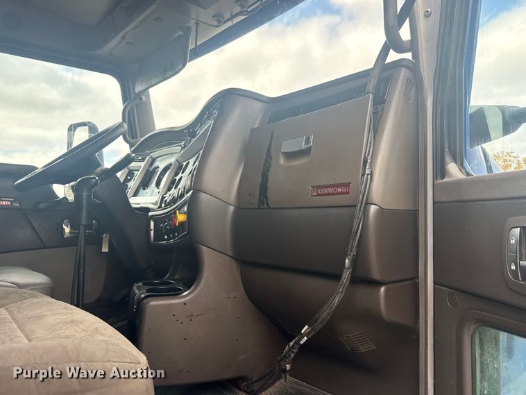 image for item DJ7879 2007 Kenworth T600 semi truck