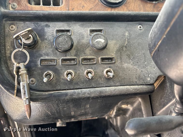 image for item DK0176 2003 Peterbilt 379 semi truck