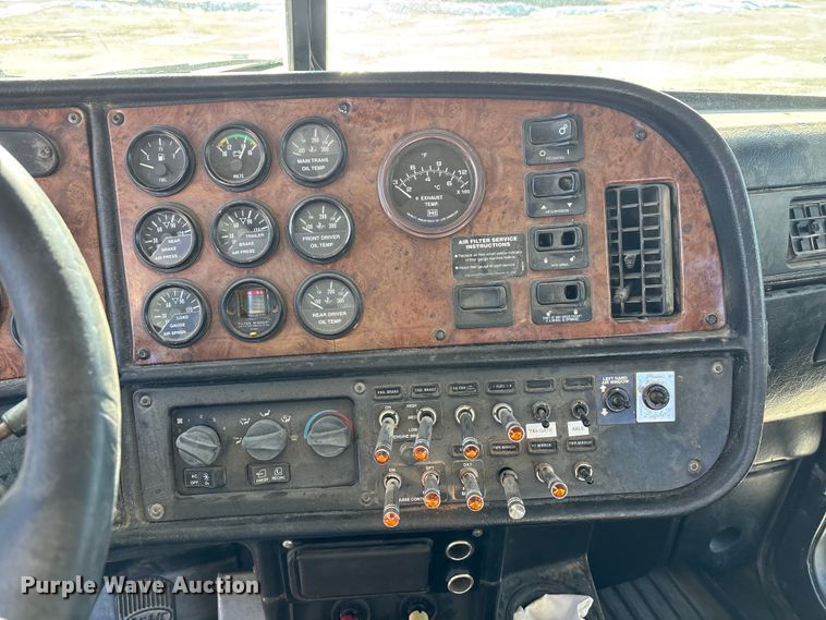 image for item DK0176 2003 Peterbilt 379 semi truck
