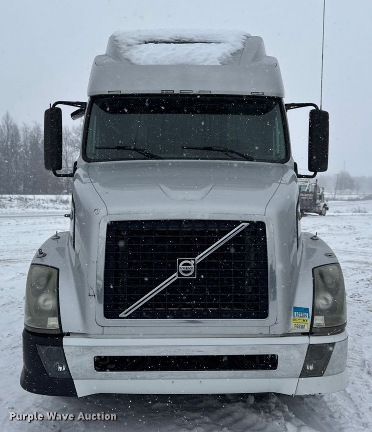 image for item DO2272 2010 Volvo VNL semi truck