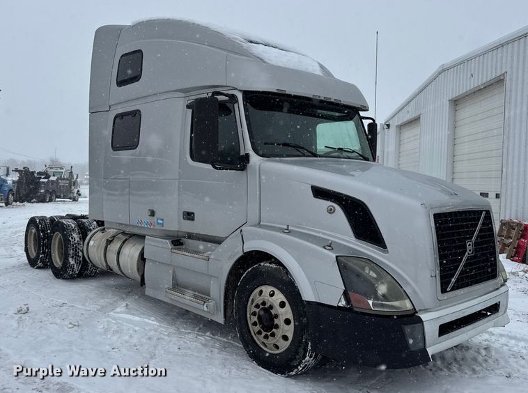 image for item DO2272 2010 Volvo VNL semi truck