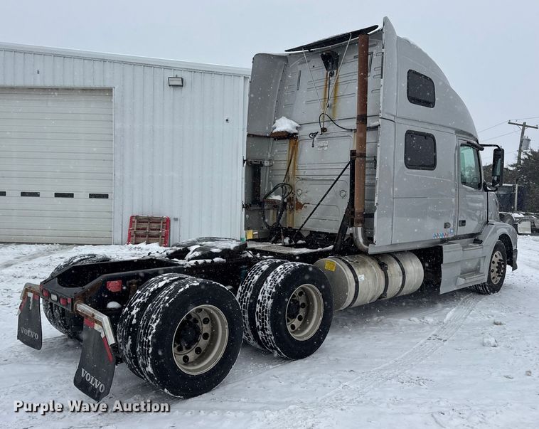 image for item DO2272 2010 Volvo VNL semi truck