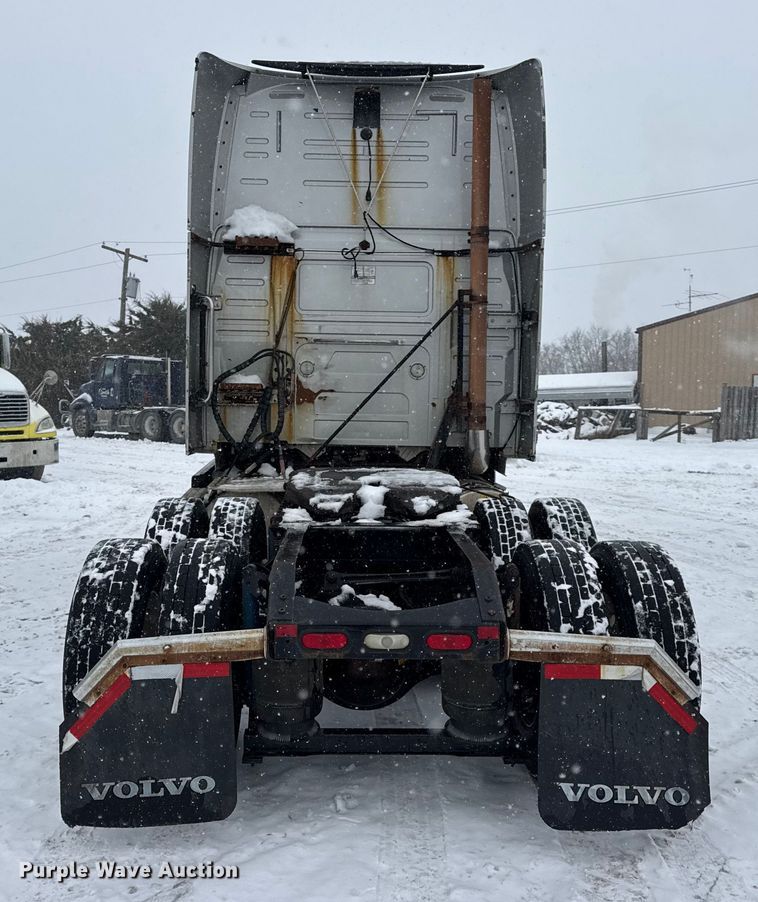 image for item DO2272 2010 Volvo VNL semi truck