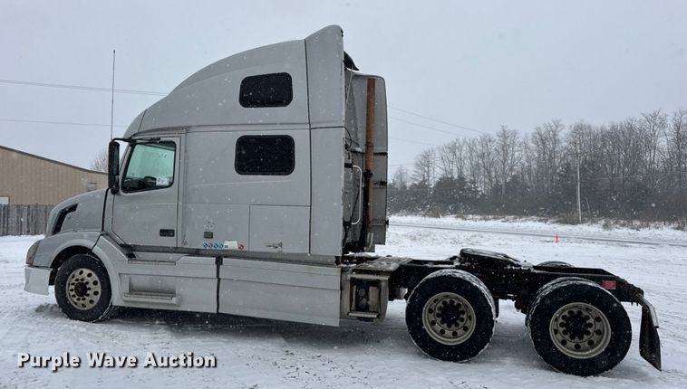 image for item DO2272 2010 Volvo VNL semi truck