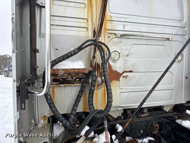 image for item DO2272 2010 Volvo VNL semi truck