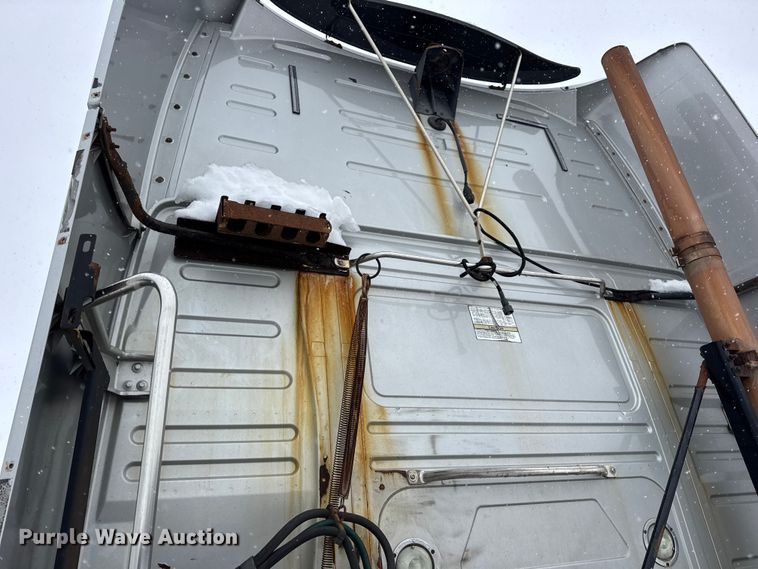 image for item DO2272 2010 Volvo VNL semi truck