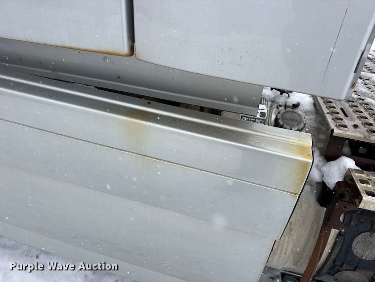 image for item DO2272 2010 Volvo VNL semi truck