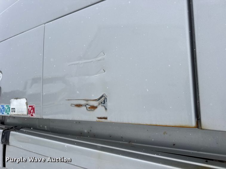 image for item DO2272 2010 Volvo VNL semi truck