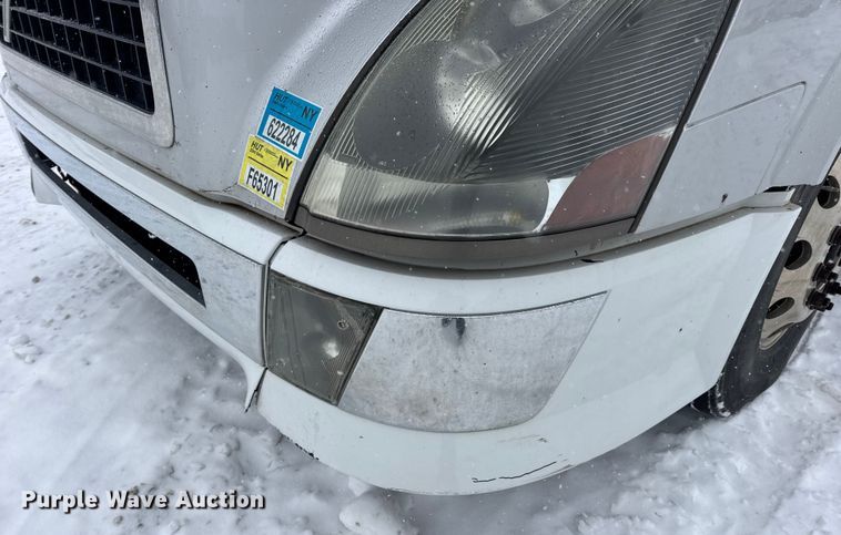 image for item DO2272 2010 Volvo VNL semi truck