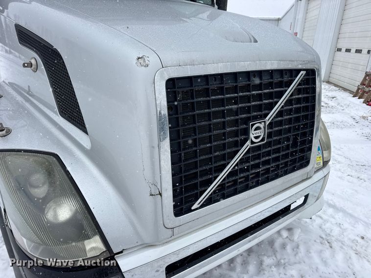 image for item DO2272 2010 Volvo VNL semi truck