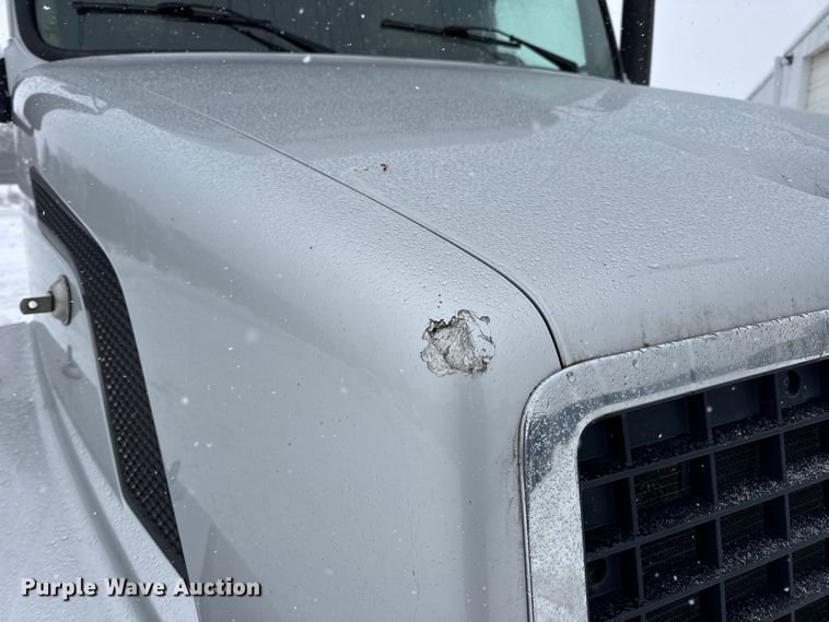 image for item DO2272 2010 Volvo VNL semi truck